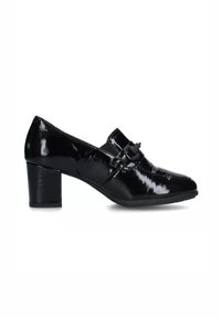 Scarpe con tacco alto in vernice nera, con punta quadrata, dotate di una cinghia e accessori decorativi sulla parte anteriore e un tacco spesso.