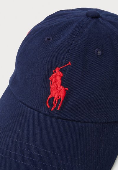 Cappellino da baseball blu navy in cotone con logo del giocatore di polo ricamato in rosso. Presenta una visiera curva e fori di ventilazione.