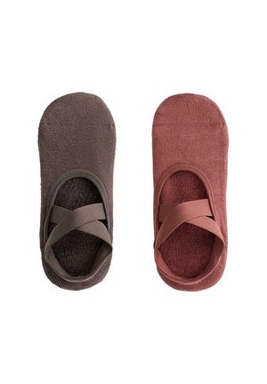 Zwei weiche Stoffhausschuhe in Braun und Staubrosa mit gekreuzten elastischen Riemen, von oben auf weißem Hintergrund gezeigt.