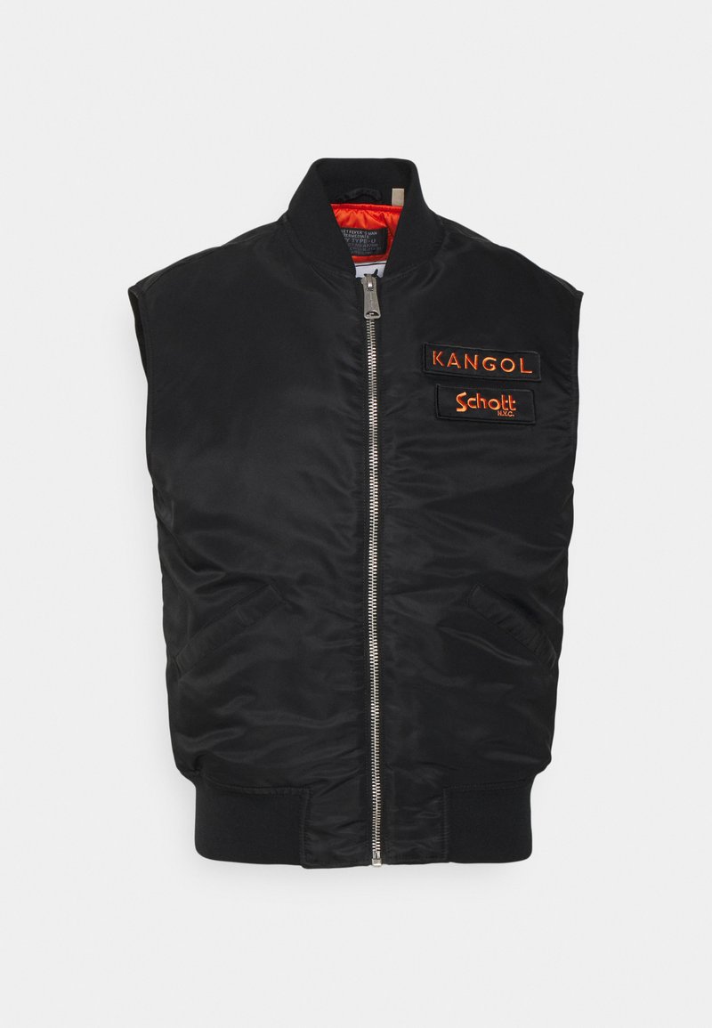 Colete bomber preto sem mangas com fecho de correr à frente, bainha canelada e bolsos. Logos em laranja no peito esquerdo: "KANGOL" e "Schott".
