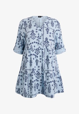 Gaiši zila brīva piegriezuma kleita ar tumši zilu ziedu un ģeometriskajiem rakstiem, trīs ceturtdaļu garuma atlocāmām piedurknēm, V veida izgriezumu un priekšējiem pogu aizdares elementiem.