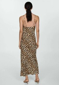 Rochie maxi cu un model de imprimeu leopard, fabricată dintr-un material moale. Are bretele subțiri, ajustabile și o croială lejeră, care ajunge până la glezne.