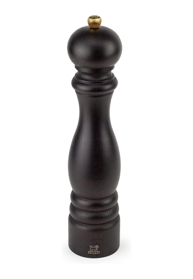 Holz-Pfeffermühle in schwarzem Finish. Geschwungene Form mit mehreren Rillen, gekrönt von einem runden Messingknopf und eingraviertem Logo an der Basis.
