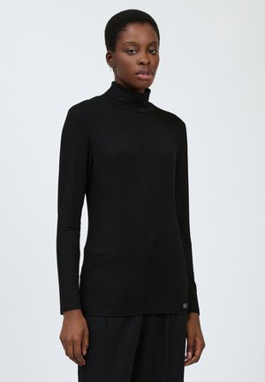 Maglione a collo alto lungo, di colore nero, realizzato in tessuto liscio, design aderente, con un colletto alto e un discreto logo in basso.