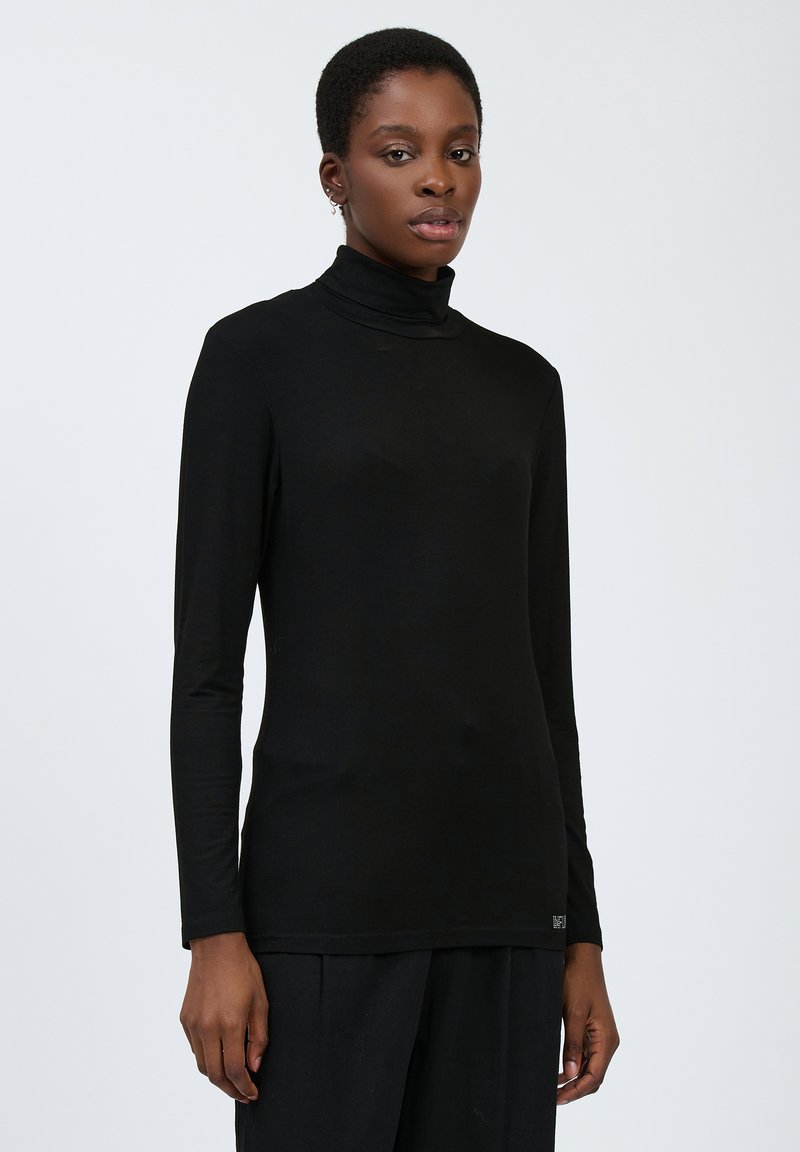 Schwarzes Turtleneck-Oberteil mit langen Ärmeln, aus glattem Stoff gefertigt, figurbetontes Design, mit hohem Kragen und einem dezenten Logo-Akzent am Saum.