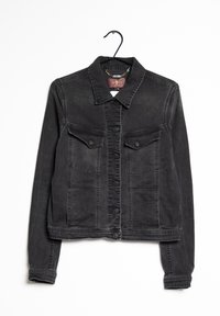 Mustat farkkutakki, jossa on kauluskäänteet, etunapit, kaksi rintataskua ja pitkät hihat, hieman haalistuneella viimeistelyllä.