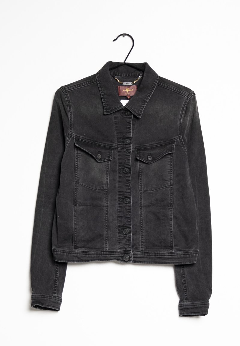 Mustat farkkutakki, jossa on kauluskäänteet, etunapit, kaksi rintataskua ja pitkät hihat, hieman haalistuneella viimeistelyllä.