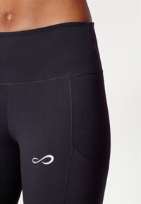 Endless LIFT - 3/4 ilgio sportinės kelnės - black/bright coral
