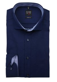 Navyblaues Hemd aus Webstoff mit kontrastierendem hellblauen Kragen, Knopfleiste und Ein-Knopf-Manschetten.