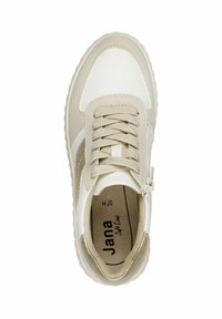 Basket beige et blanche avec une tige texturée, fermeture à lacets, détail de fermeture éclair et semelle intérieure rembourrée. Design minimaliste et forme arrondie.