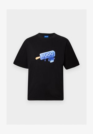 Sort t-shirt med korte ærmer med en blå smeltende ispindsgrafik og teksten "HUGO" på fronten, med rund halsudskæring.