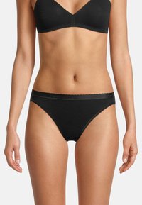 Schwarze Baumwollshorts mit glatter Textur, ausgestattet mit einem gewellten Bund und minimalen Nähten für einen eleganten Look.