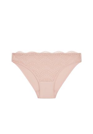 Jasnoróżowa damska bielizna z koronkową lamówką o falistym wzorze i misternym wzorem na przednim panelu, gładka tkanina na dole i po bokach.
