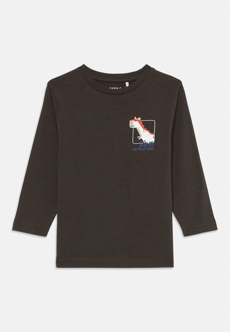 Dunkelbraunes Langarmshirt für Kinder mit einem kleinen weißen und roten Dinosaurier-Graphic und dem Text "Dino Abenteuer" auf der Brust.