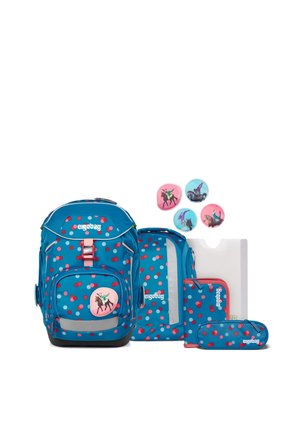 Mochila azul y accesorios con lunares rosas y rojos, que presentan un parche gráfico juguetón. Incluye un estuche para lápices y un portafolios.