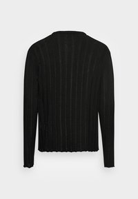 Schwarzer Pullover mit langen Ärmeln, vertikaler Rippstruktur, rundem Ausschnitt und geradem Saum mit leicht gewellten Kanten.