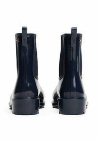 Stivali Chelsea in gomma navy con pannelli laterali elasticizzati e linguette, caratterizzati da una texture liscia e da un colore uniforme.