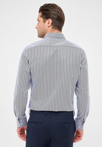 Grijs-wit gestreept overhemd met een gestructureerde kraag en knoopmanchetten, voorzien van een rugnaad en een getailleerde pasvorm.