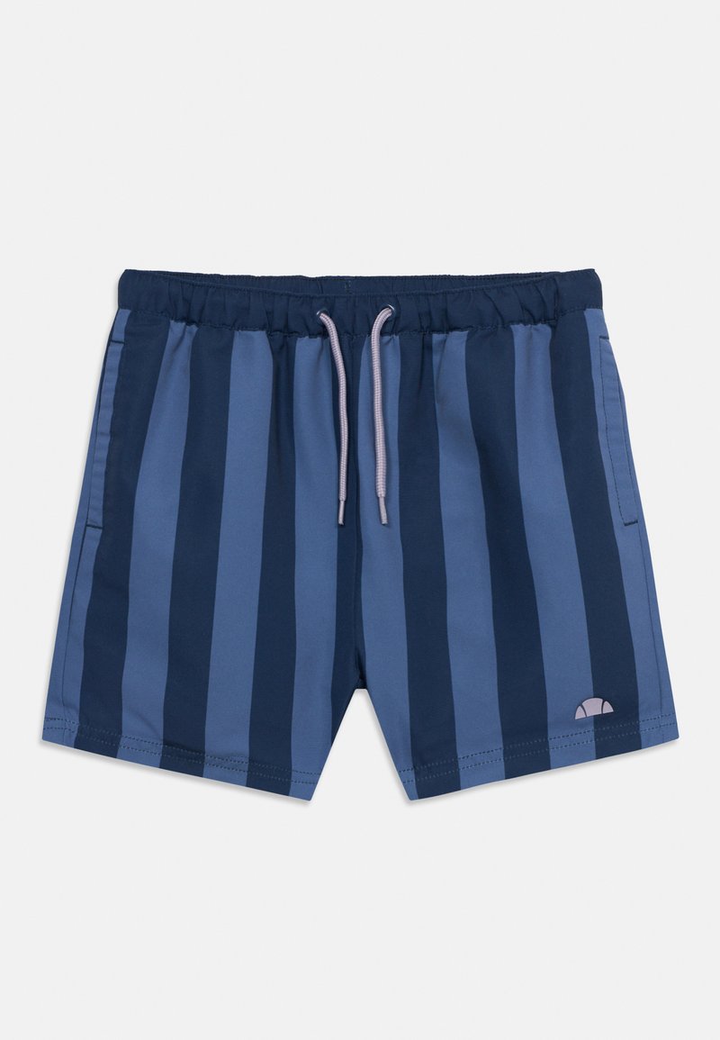 Ανδρικό μαγιό σε σορτς με κάθετες ναυτικές και μπλε ρίγες, ελαστική μέση, κορδόνι, πλαϊνές τσέπες και μικρό λογότυπο στο τελείωμα σε ανοιχτό φόντο.