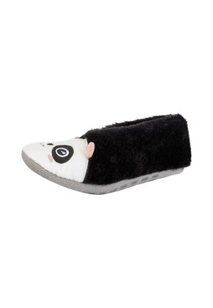 Plüschiger schwarz-weißer Hausschuh mit Pandagesicht-Design, rosa Ohren und grauer rutschfester Sohle, seitlich dargestellt.