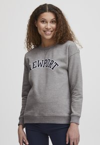 Šedá mikina s kulatým výstřihem s nápisem "NEWPORT" tištěným v námořnické modři přes hrudník. Má žebrované manžety a lem, vyrobena z měkkého materiálu.