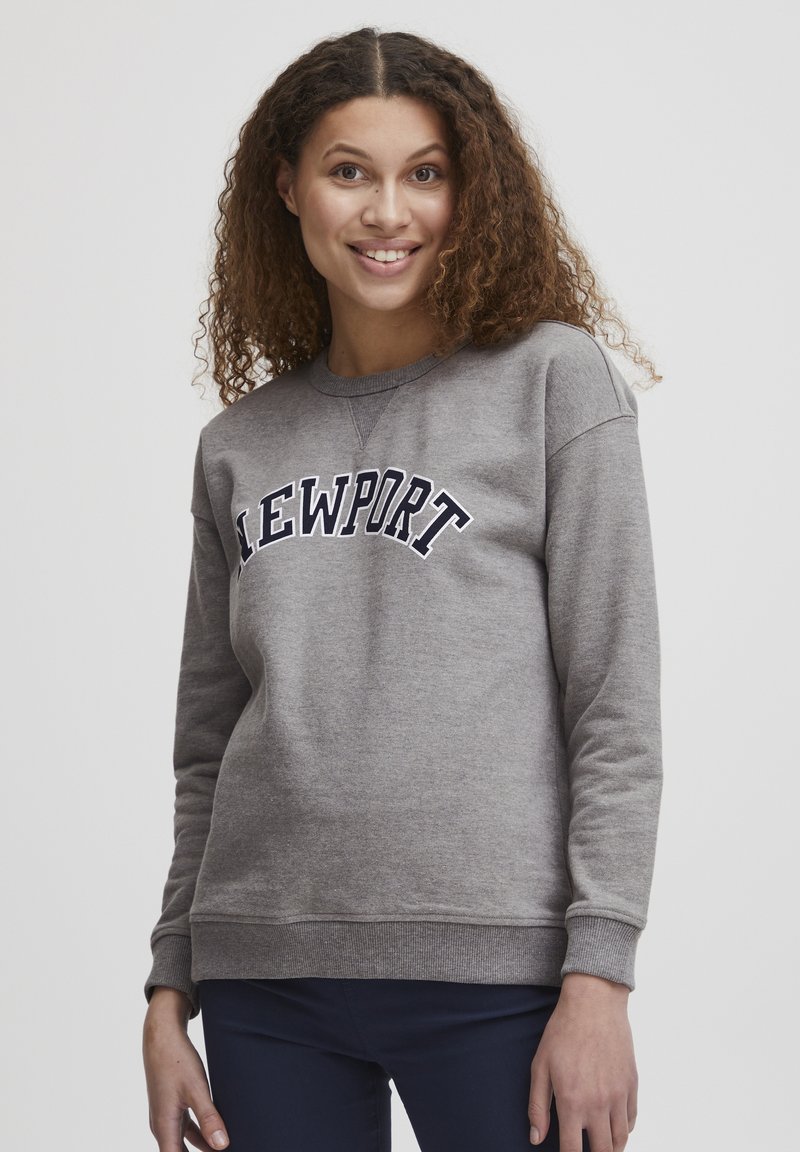 Sudadera de cuello redondo gris con "NEWPORT" impreso en azul marino en el pecho. Presenta puños y dobladillo acanalados, fabricada con un tejido suave.