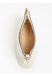 Spleciona biała torebka z złotym zamkiem i skórzanymi elementami; wyposażona w gładkie, beżowe wnętrze z tłoczonym logo marki.