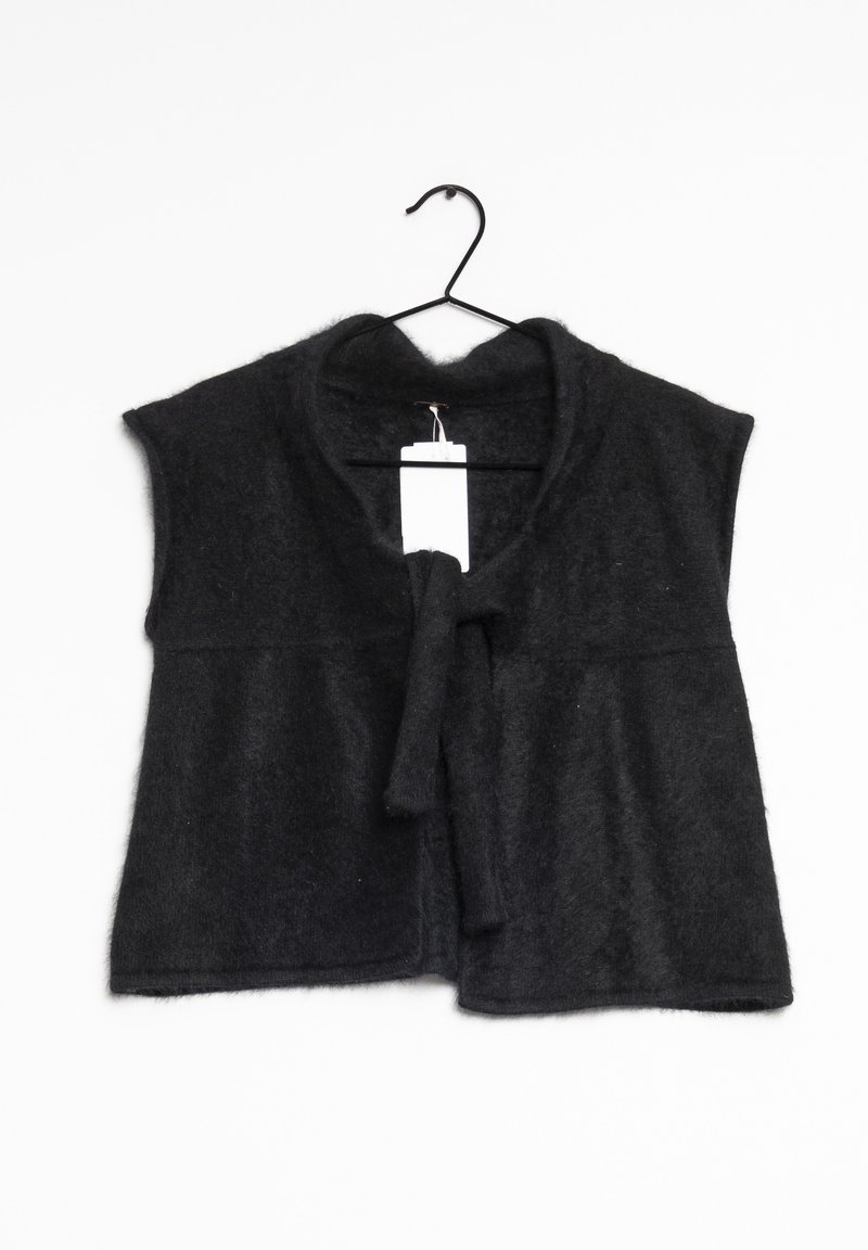 Svart, ärmlös väst gjord av mjukt, texturerat material. Har en knytning i fram och en hängande etikett fästad.