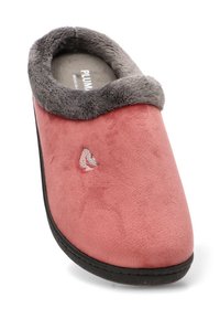 Zapatilla de ante rosa con un suave cuello de piel sintética gris, que presenta una superficie texturizada y un logo bordado en el lateral. Suela negra.