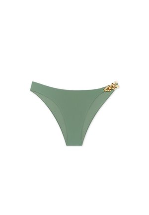 Bas de bikini vert avec une texture lisse et un design échancré. Il présente un accent décoratif doré sur le côté gauche.