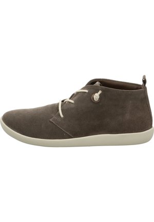 Braune Wildleder-Ankle Boots mit einer weichen Textur, Gummisohle und cremefarbenen Schnürsenkeln. Verfügt über ein kreisförmiges Akzentstück in der Nähe der Schnürsenkel.
