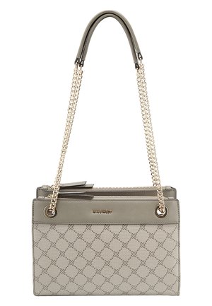 Sac à main design gris avec texture à motifs, bandoulière chaîne dorée, fermeture éclair et logo discret sur la partie supérieure avant.