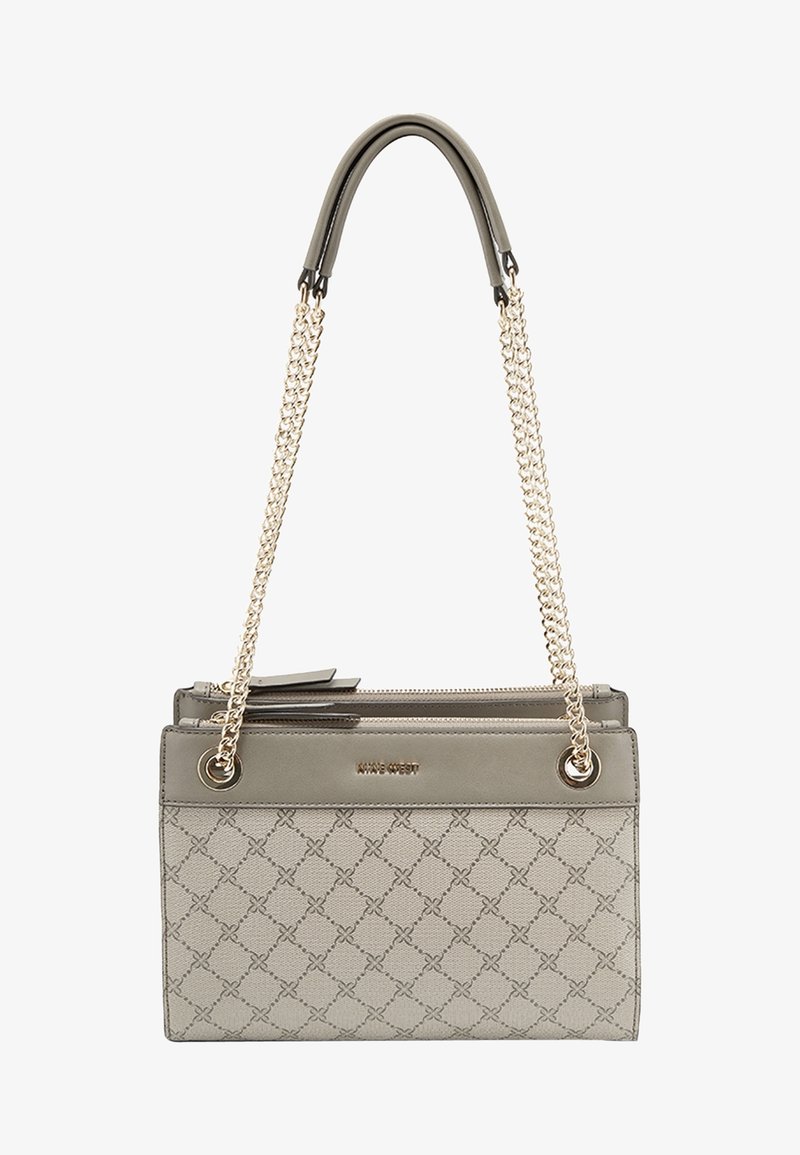 Sac à main design gris avec texture à motifs, bandoulière chaîne dorée, fermeture éclair et logo discret sur la partie supérieure avant.