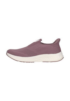 Slip-on atletiksneaker i lavendelstrikket stof med hvid polstret sål og tekstureret greb, vist fra siden mod hvid baggrund.