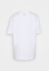 T-shirt bianco in cotone con maniche corte, scollatura rotonda e retro semplice. Senza loghi o motivi visibili. Tessuto morbido, vestibilità regolare.