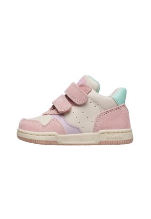 Rosa- und minzfarbener Kinderschuh mit doppelten Klettverschlüssen, perforierten beigen Seiten und Gummisohle auf weißem Hintergrund.