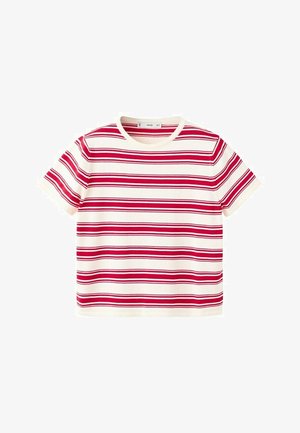 Bijela košulja kratkih rukava s vodoravnim crvenim prugama, okruglim izrezom i ravnim rubom.