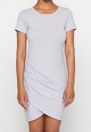 Grijze jurk met korte mouwen van zachte stof met een ronde halslijn en een gedrapeerd overslagontwerp, met een asymmetrische zoom.