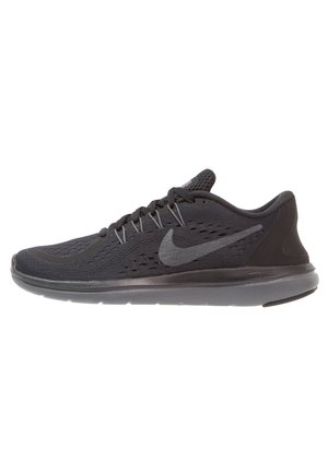 Sort Nike løbesko med mesh-overdel, snørelukning og gråt swoosh-logo på siden, vist fra ydersiden.