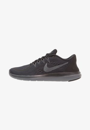 Zapatilla de running Nike negra con parte superior de malla, diseño con cordones y logo swoosh gris en el lateral, mostrada desde el lado exterior.