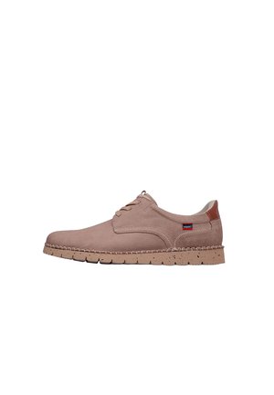 Zapato casual de ante marrón claro con cordones, suela cosida, suela exterior de goma moteada y pequeña etiqueta de tela de la marca cerca del talón.