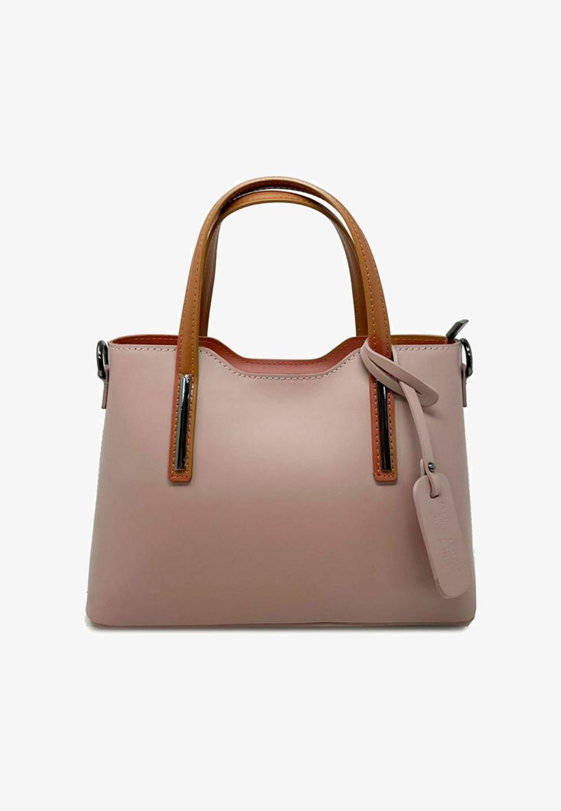 Bolso de mano de cuero rosa claro con asas y acentos en marrón, con una textura suave, una forma estructurada y una etiqueta desmontable.