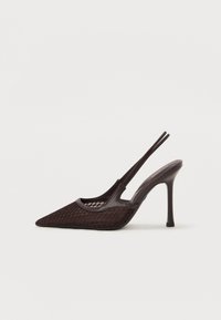 Pruunist võrgu slingback kõrged kontsad terava varbaga, saleda kanna ja reljeefse mustriga ülaosas. Siledad nahkaktsendid.