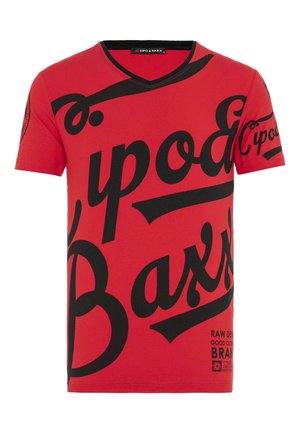 Rotes Baumwoll-T-Shirt mit V-Ausschnitt, ausgestattet mit auffälligem schwarzem Grafiktext und Logoakzenten auf der Vorderseite und dem linken Ärmel.