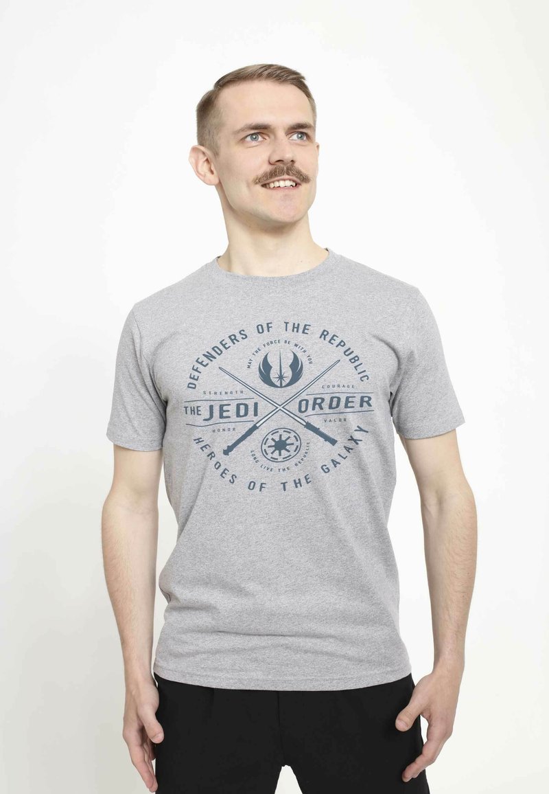 Šedé bavlněné tričko s modrým grafickým designem, na kterém je text "Obránci republiky" a stylizované Jedi symboly.