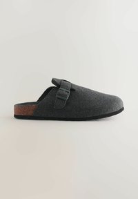 Graue, rutschfeste Clogs mit Korkakzent an der Ferse, ausgestattet mit einem dekorativen Riemen mit einer Metall-Schnalle und einer strukturierten Oberfläche.