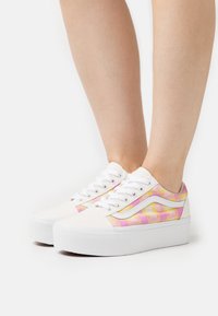 Vans - UA OLD SKOOL STACKFORM - Sneakers laag - pastel pink Miniatuurafbeelding 1