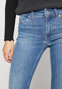 Vero Moda Petite VMPEACH - Calças de ganga de corte skinny - medium blue denim