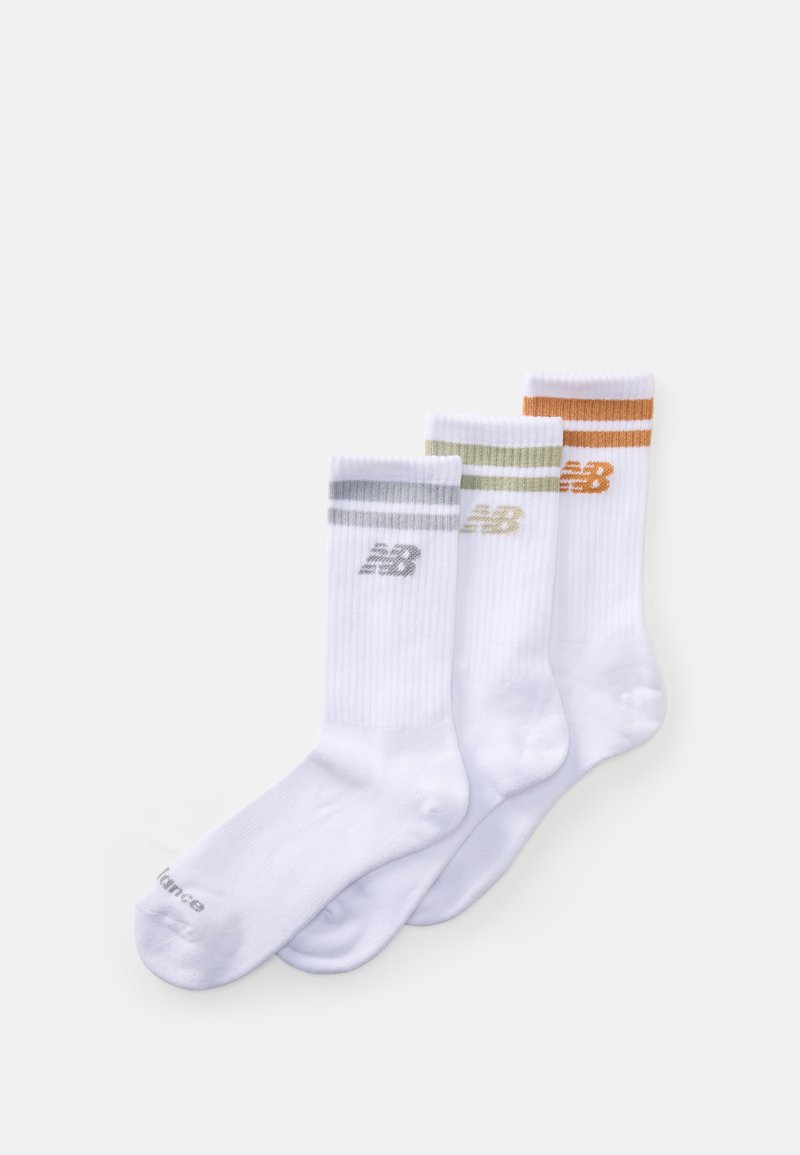 Tre par vita strumpor med crew-längd och färgade ränder samt "NB"-logotyper i grått, ljusgrönt och orange på den övre mudd.