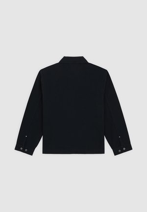 Černá bunda s dlouhými rukávy, manžety na knoflíky, límec, jednoduchý design, hladká textura, na zádech žádné viditelné vzory ani ozdoby.